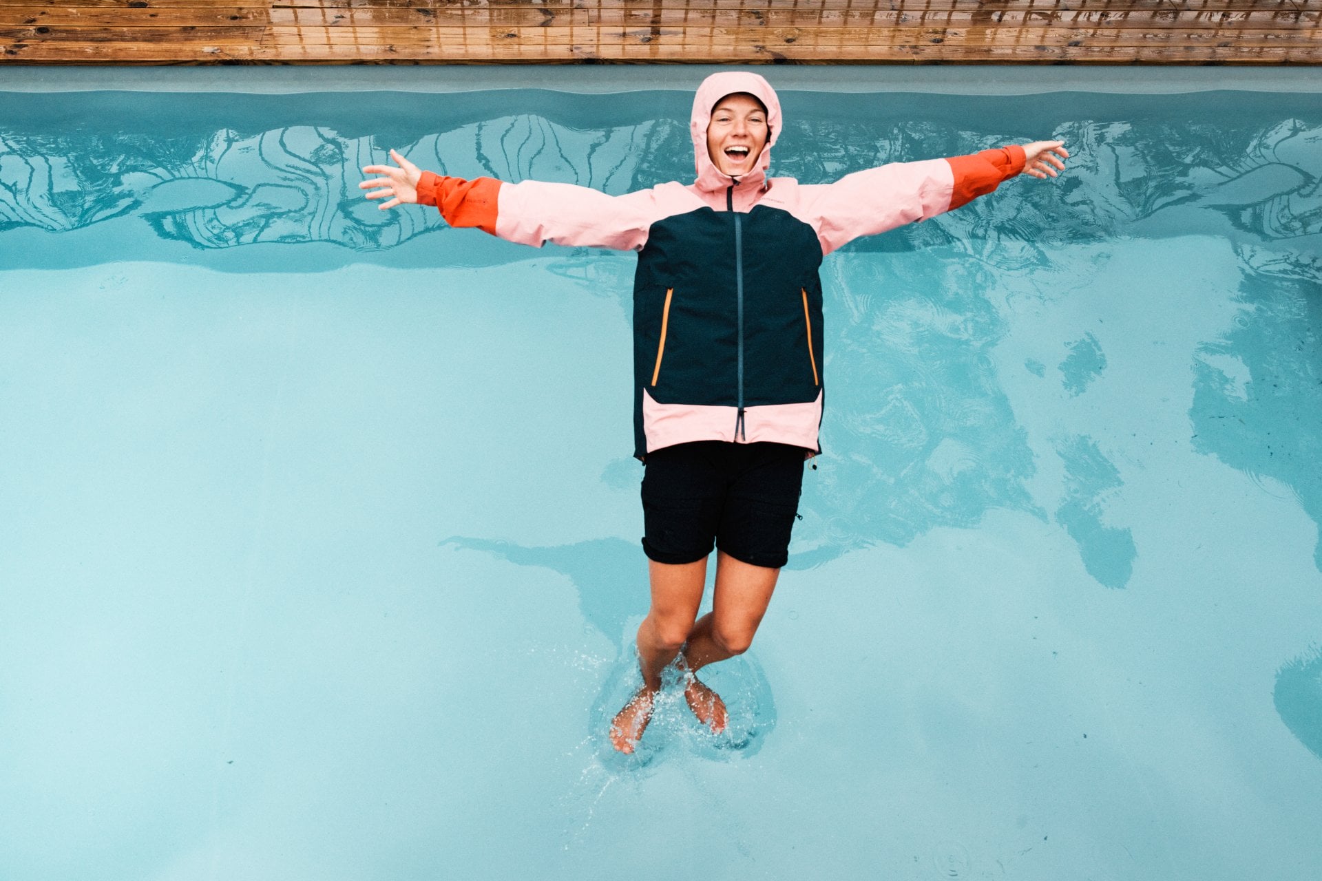 Volledig waterdicht beschermd tegen alle elementen tijdens jouw avontuur Volledige waterdichte jassen van Peak Performance