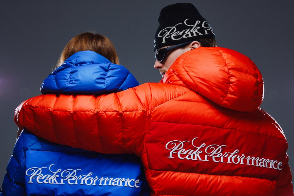 Twee modellen in rode en blauwe Peak Performance 40Y donsjassen