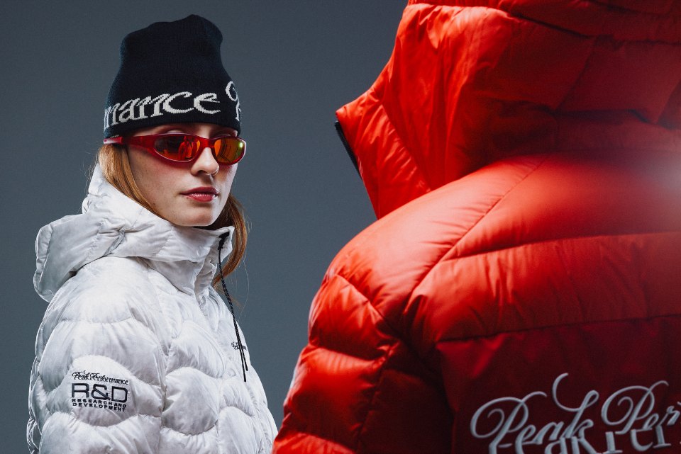Model in witte Peak Performance R&D donsjas